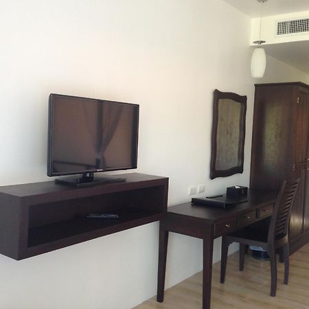 Blue Bay Resort - Access To Pool And Beach-Phuket & Krabi Ko Yao Esterno foto A television set in a hotel room