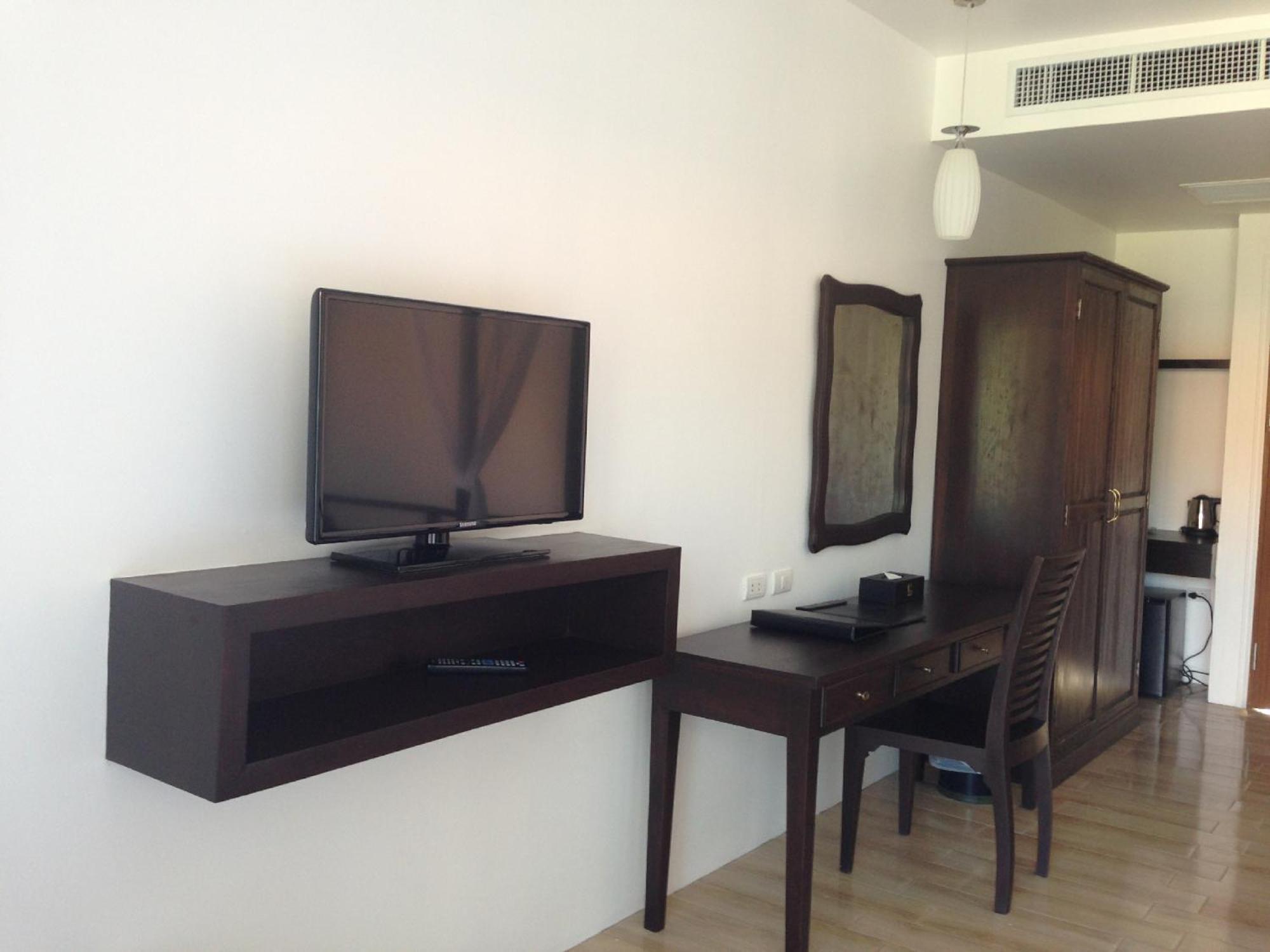 Blue Bay Resort - Access To Pool And Beach-Phuket & Krabi Ko Yao Esterno foto A television set in a hotel room