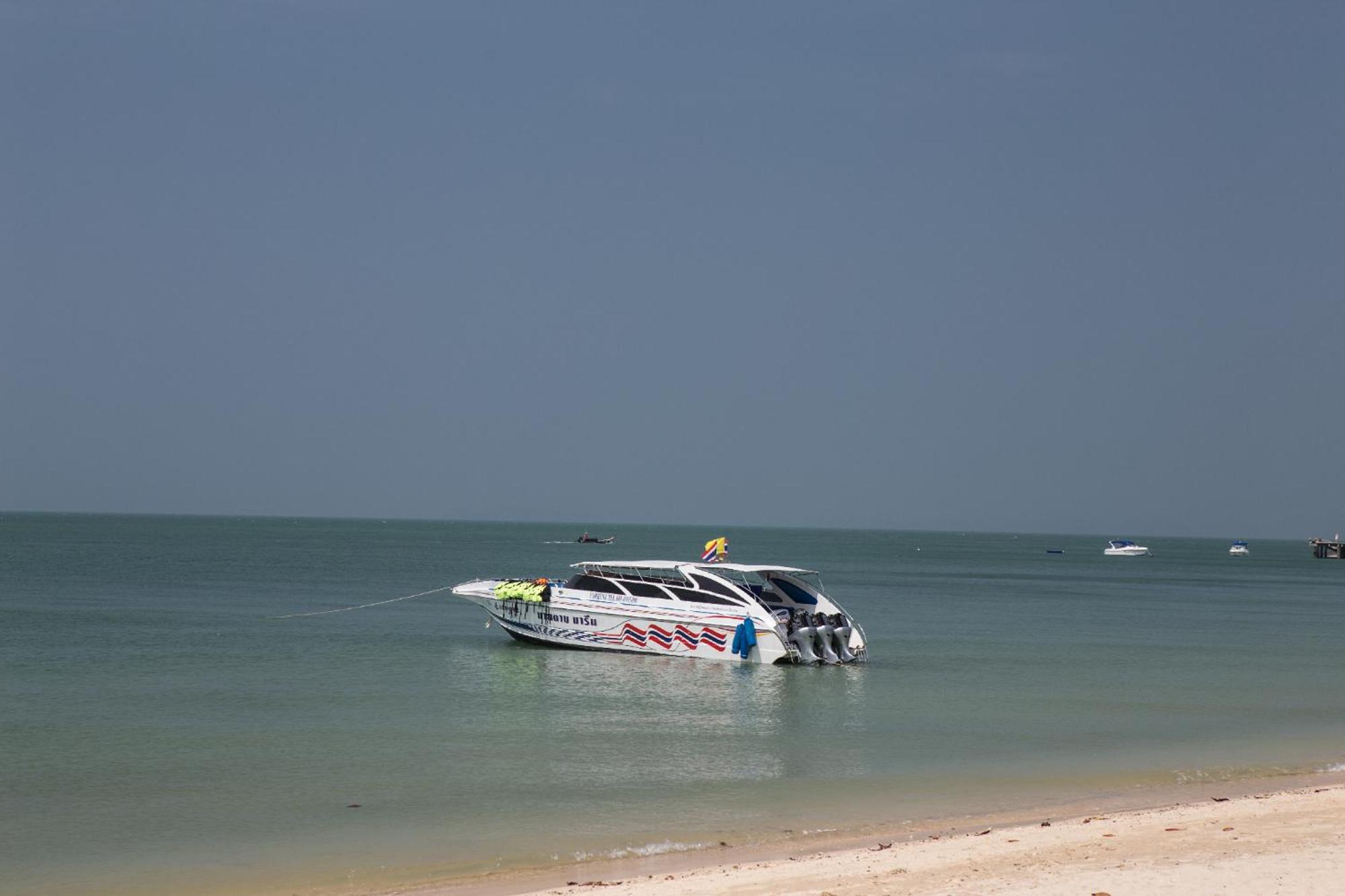Blue Bay Resort - Access To Pool And Beach-Phuket & Krabi Ko Yao Esterno foto A boat on the beach