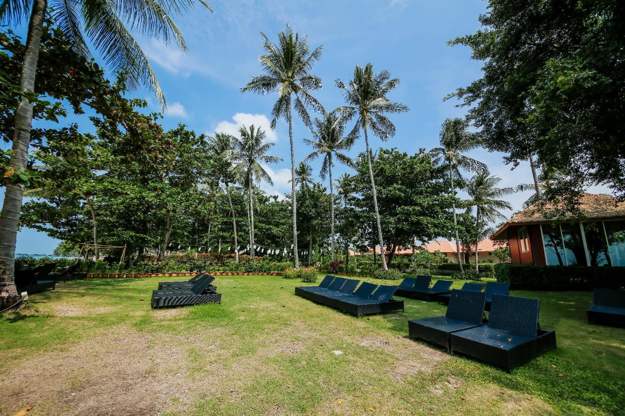 Blue Bay Resort - Access To Pool And Beach-Phuket & Krabi Ko Yao Esterno foto The lawn at the resort