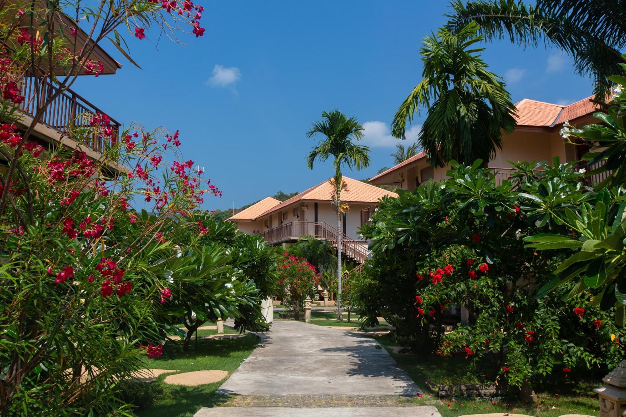 Blue Bay Resort - Access To Pool And Beach-Phuket & Krabi Ko Yao Esterno foto The resort's main walkway