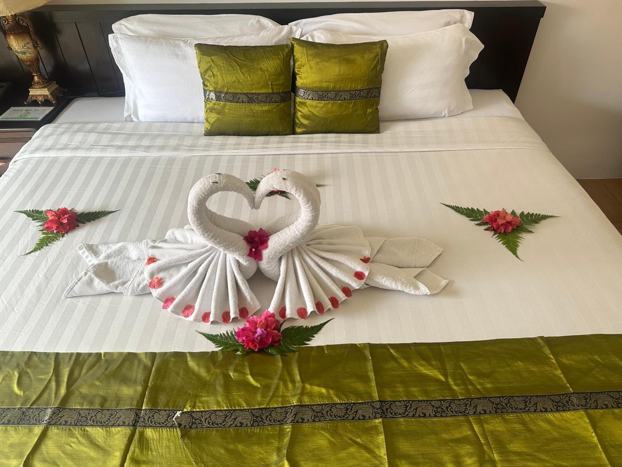 Blue Bay Resort - Access To Pool And Beach-Phuket & Krabi Ko Yao Esterno foto A bed with a bed runner